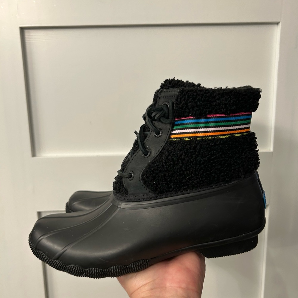 Sperry Saltwater Black Sherpa Duck Boots with colorful Rainbow Stripes Size 8.5